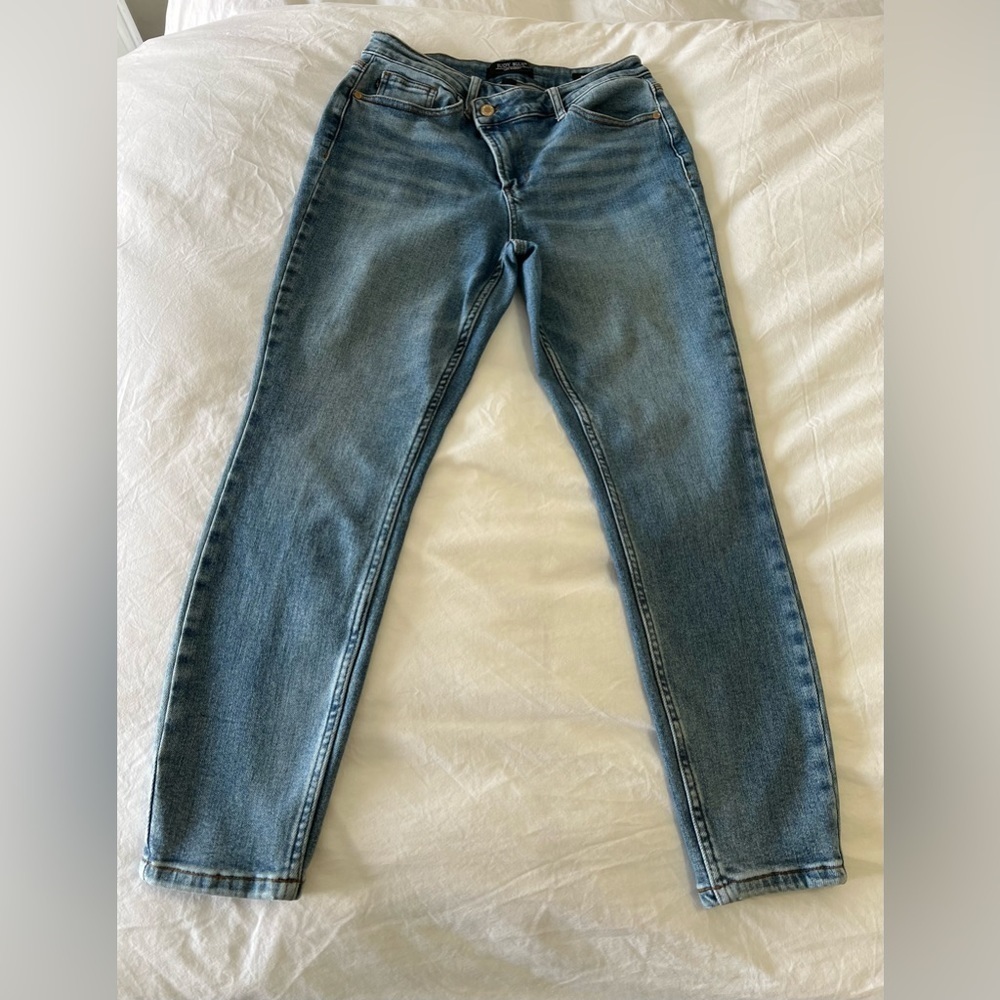 Judy Blue 7/28 | Yard Work Crossover Relaxed Fit Jeans | Medium Wash
